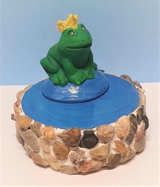 Froschkönig im Brunnen