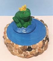 Froschkönig im Brunnen