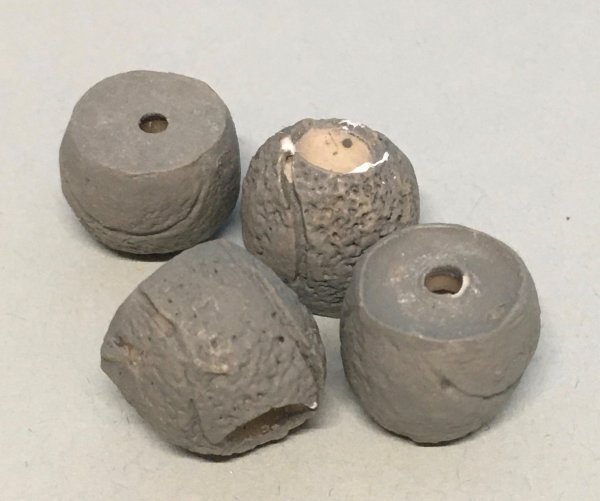 Schmuckanhänger rund Betonoptik, dunkelgrau, ca. 12mm Durchmesser, Beutel à 4 Stk.