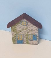 Haus mit Holzdach (mit Pflanzenranken)
