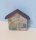 Haus mit Holzdach (mit Pflanzenranken)