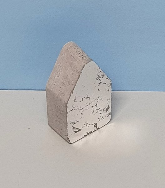 kleines Haus (Beton) mit Spiegelfolie silber