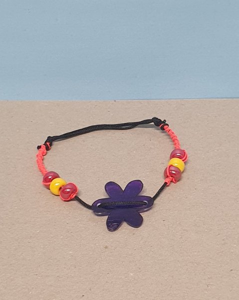 Armkette geknüpft, mit Blume und Perlen